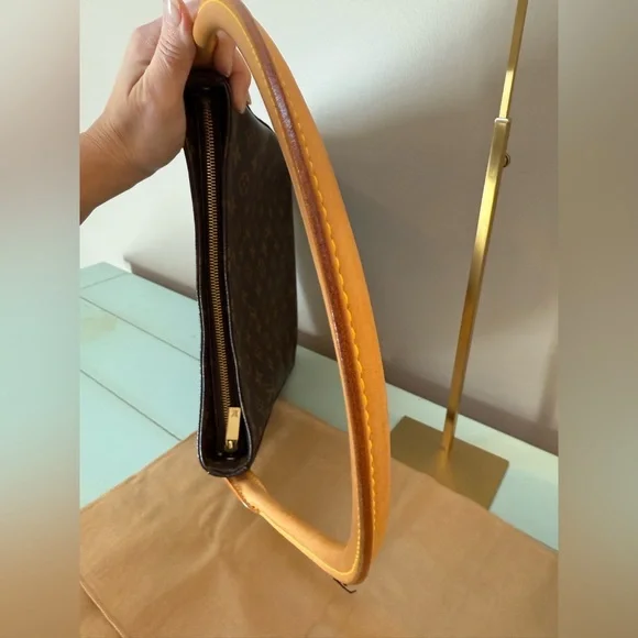 Like New- Louis Vuitton Looping GM - Picture 7 of 15